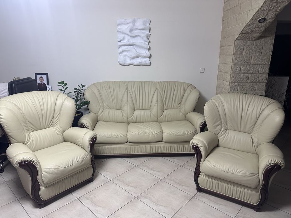 Vând set elegant de canapele din piele naturală și lemn masiv