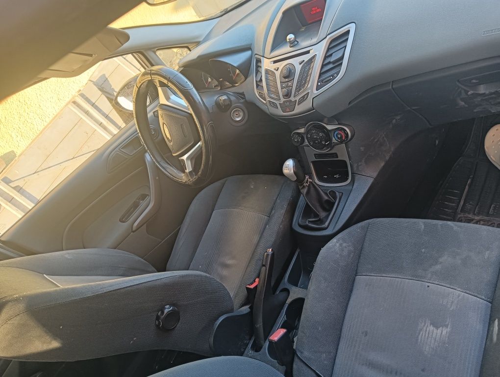 Vând Ford fiesta