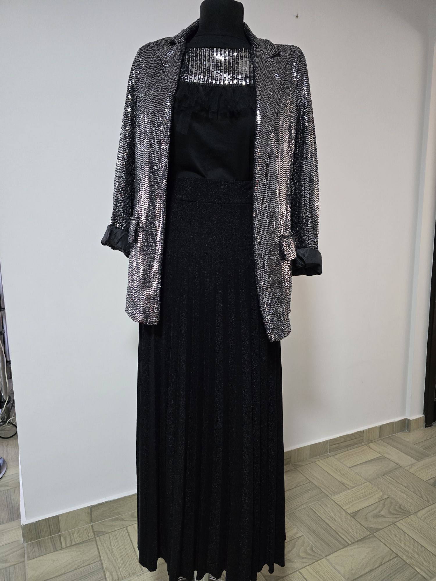 Fusta neagra plisata cu glitter, model superb