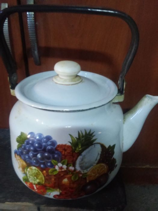 Продам эмалированый чайник.