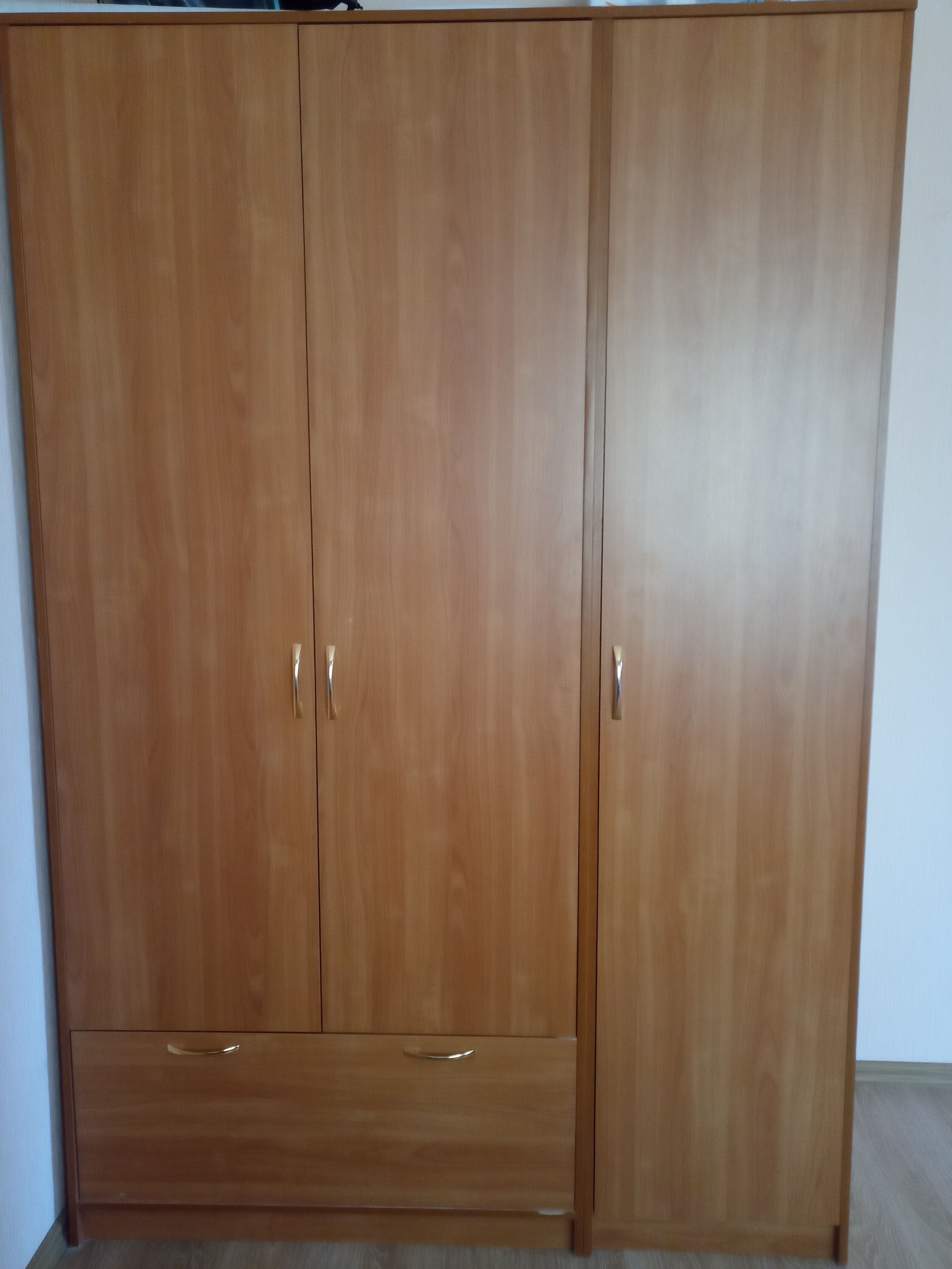 Продам платяной шкаф в отличном состоянии