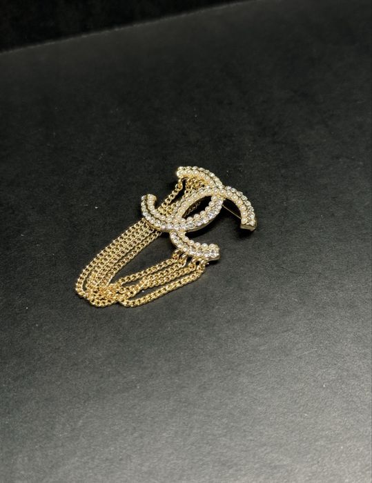 Brosa Chanel cu perle si pietre