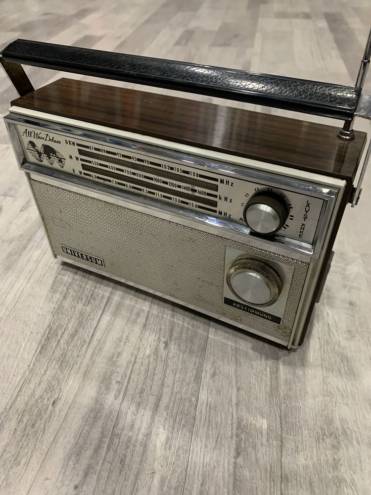 Транзистор , радио SANYO UNIVERSUM 1968 модел All Wave Deluxe 8U-605E