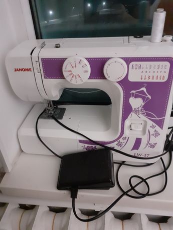 Швейная машинка JANOME электрическая в отличном состояний