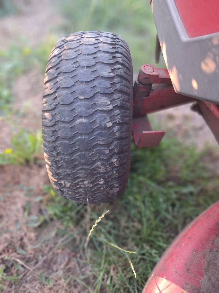 Tractoras de tuns iarba