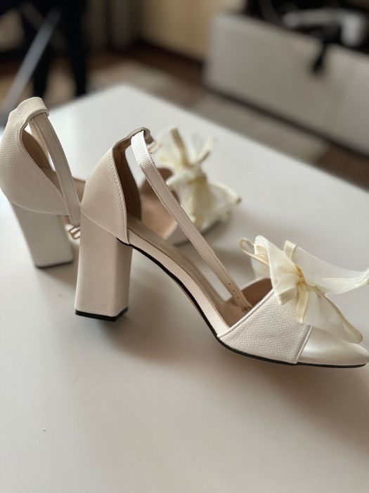 Vand Pantofi albi cu toc înalt