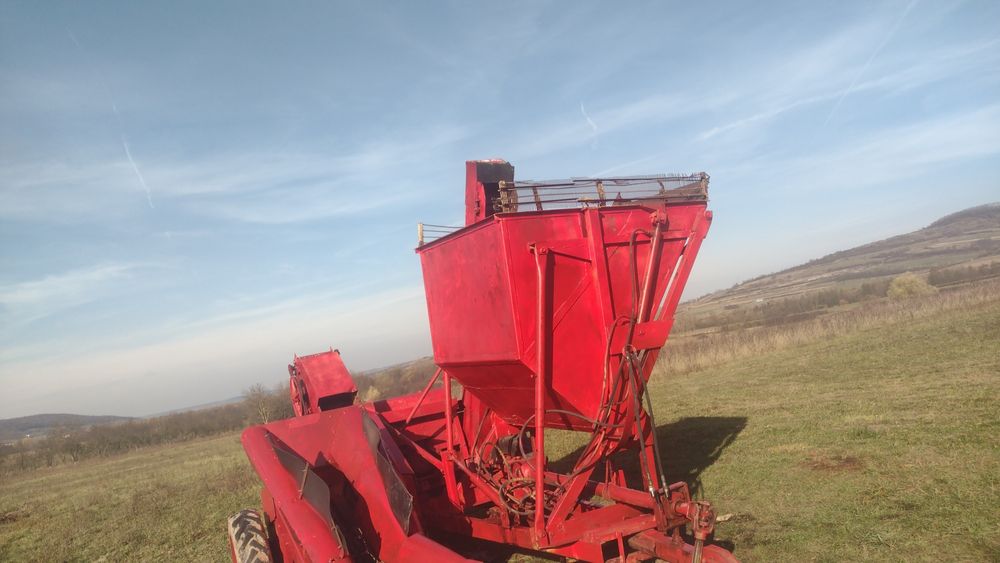 Vând culegătoare porumb,cu masa hidraulică