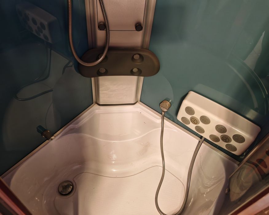 Cabina de dus nefolosită