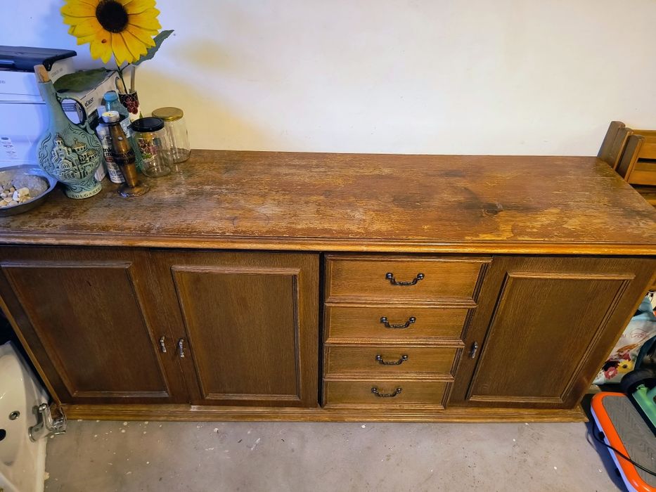 СПЕШНО продавам масивен дървен шкаф