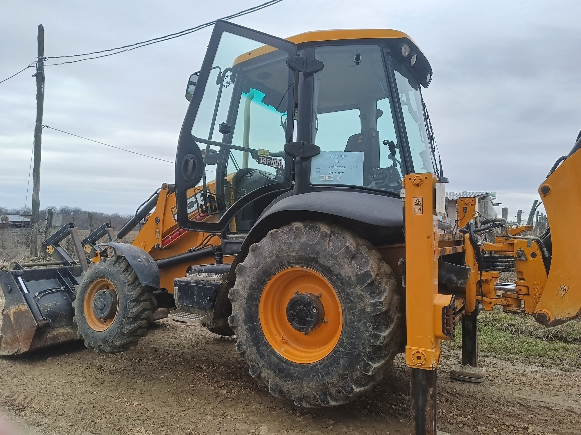 De închiriat buldoexcavator JCB CX 3