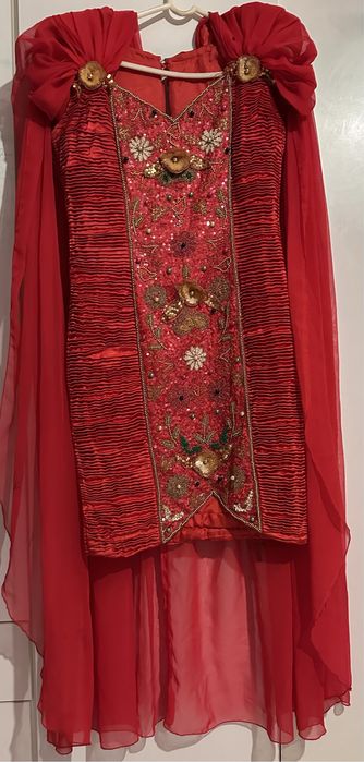 Rochie de seară scurtă cu trenă din spate