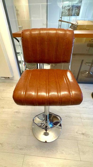 Masa bar + 2 scaune de piele pentru bar