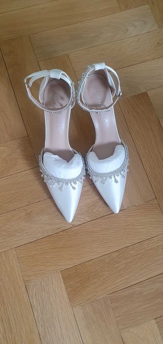 Обувки булченска сатенени чисто нови