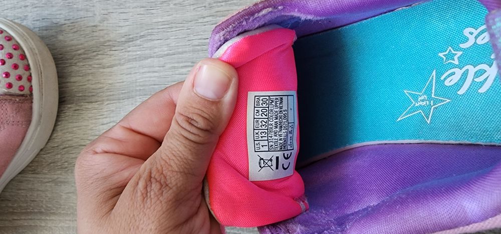 Продавам светещи кецове.