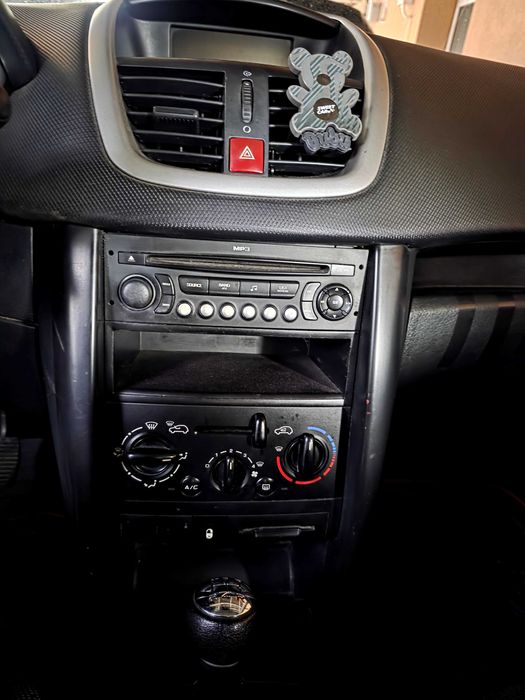 Продавам Peugeot 207 1.4