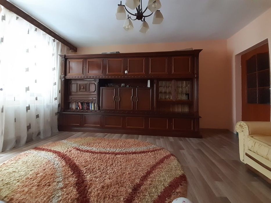 Bibliotecă din lemn masiv