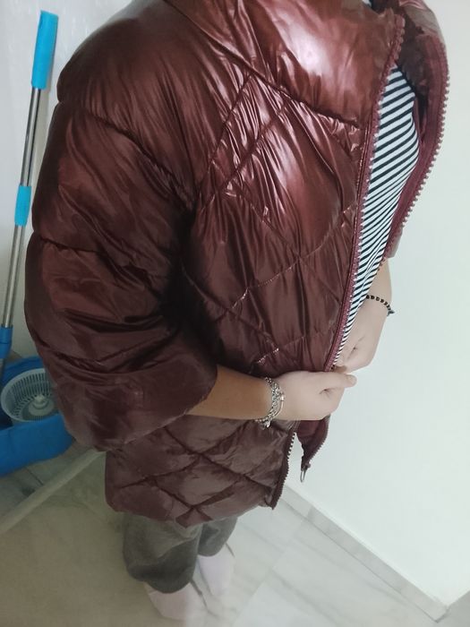 Geaca groasa cu mânecă mai scurta este un maroniu