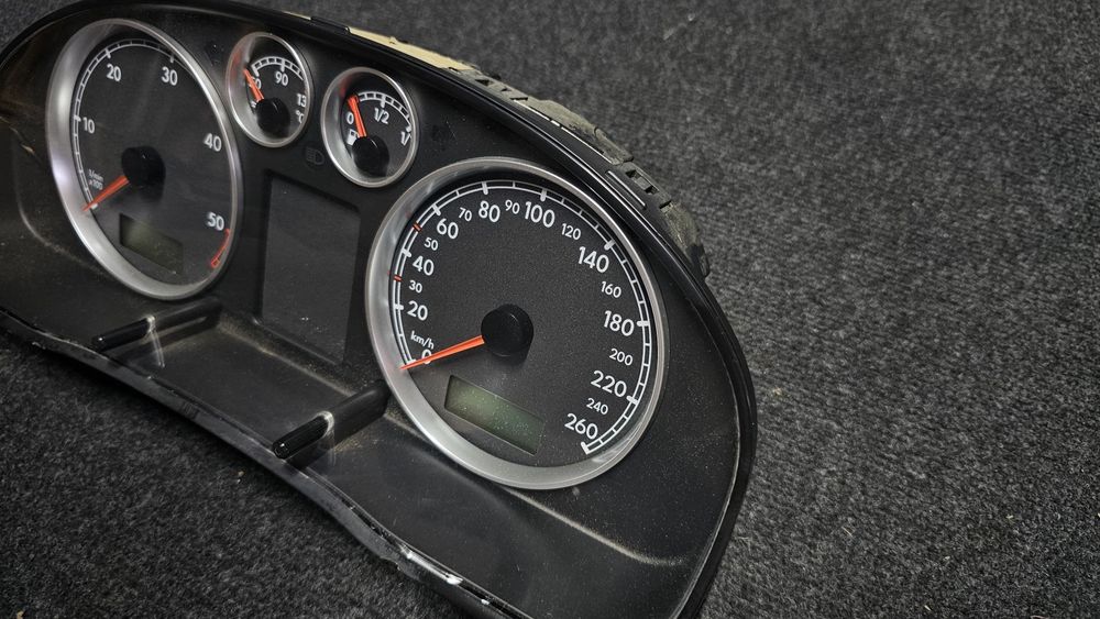 Ceasuri de bord originale Volkswagen Passat B5.5 1.9TDi

Stare buna 
A