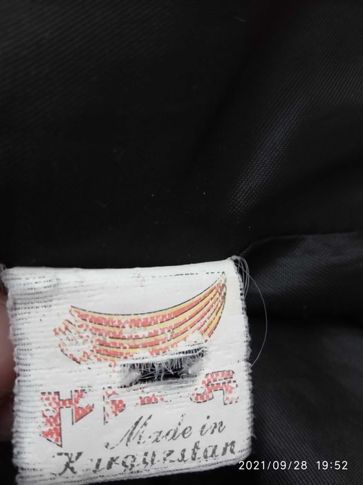 Черный пиджак и брюки для девочки.