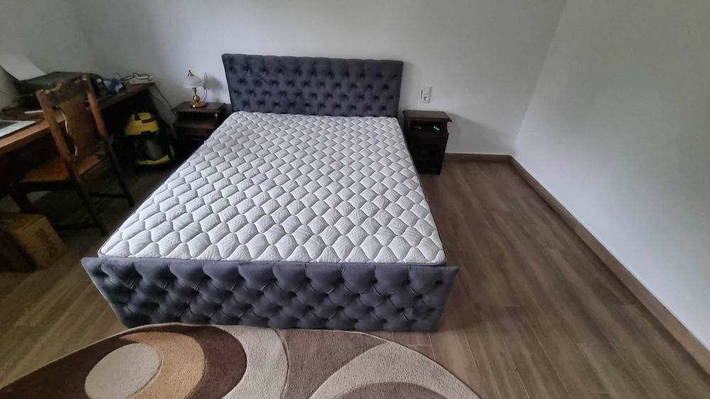 Pat matrimonial tapițat cu somieră de lemn (160x200 cm)
