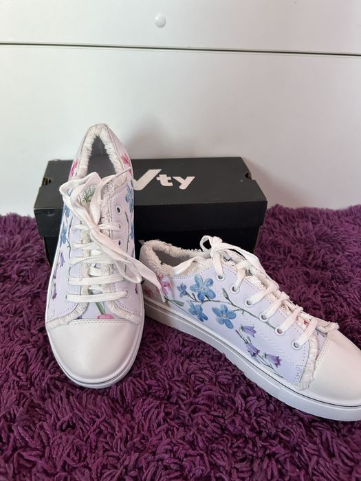 Adidasi noi marimea 41