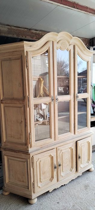 Шкаф витрина естествено дърво