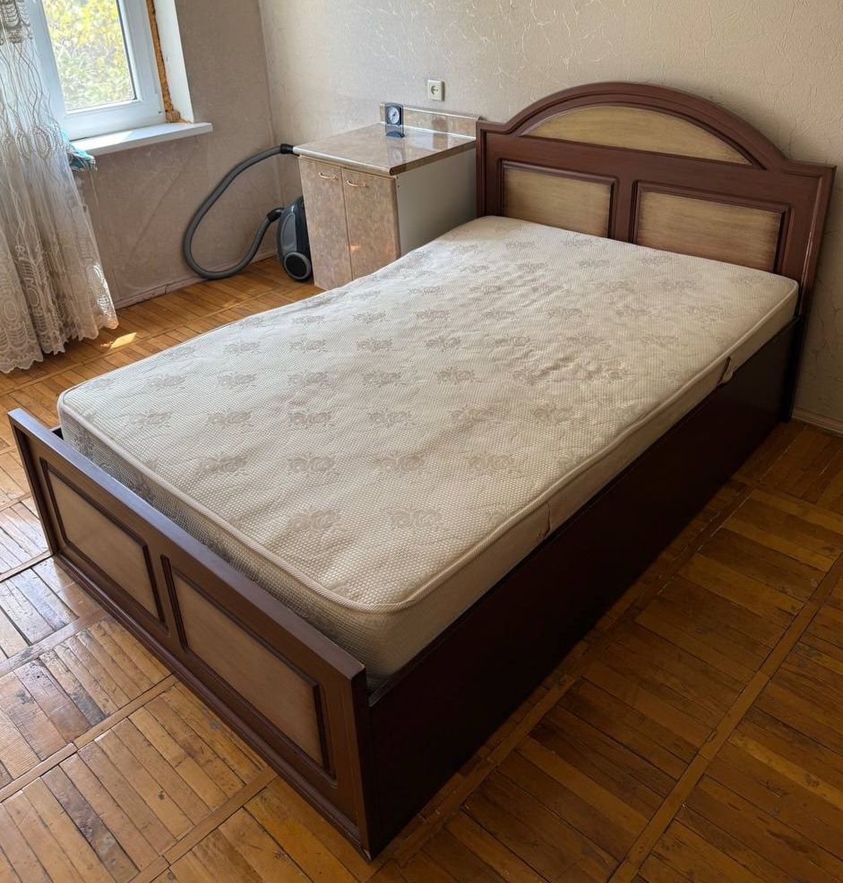 Продаётся кровать с матрасом в отличном состоянии. Полуторка.