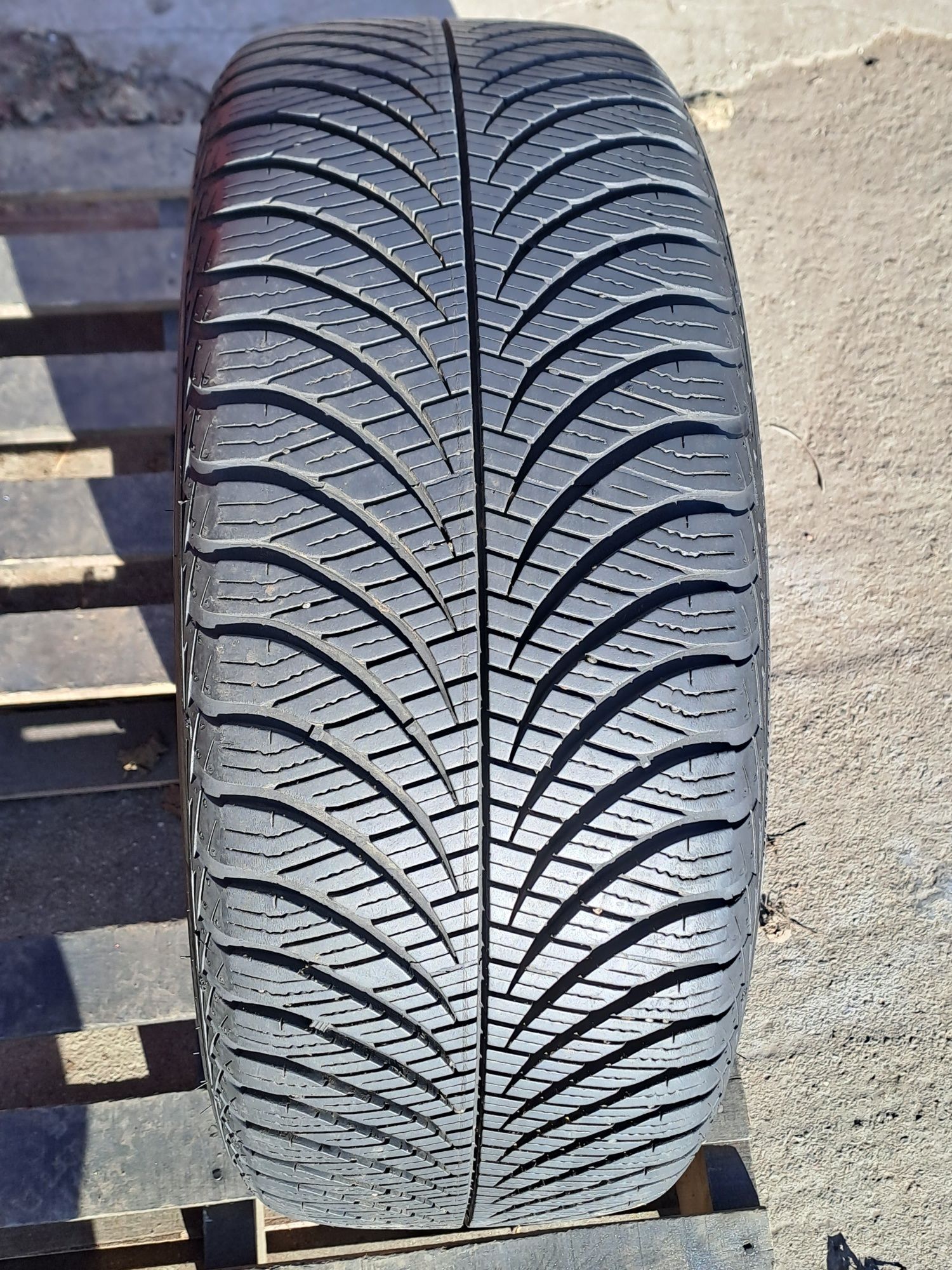 1бр. 225/55/17 Goodyear Vector 4 Seasons