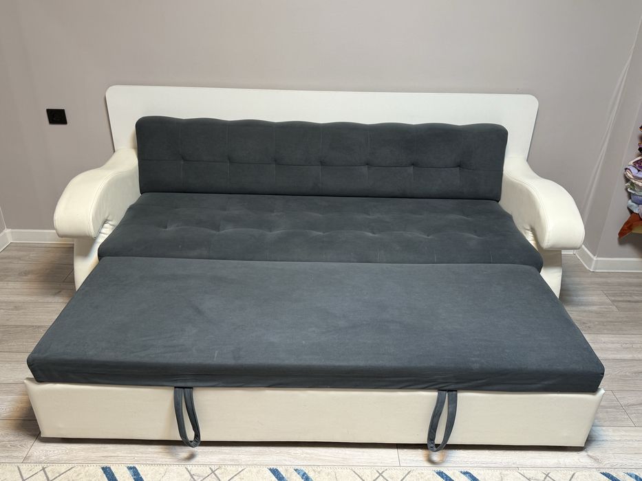 Продаётся диван 3 в 1 ,  1-диван , 2-кровать , 3-стол.