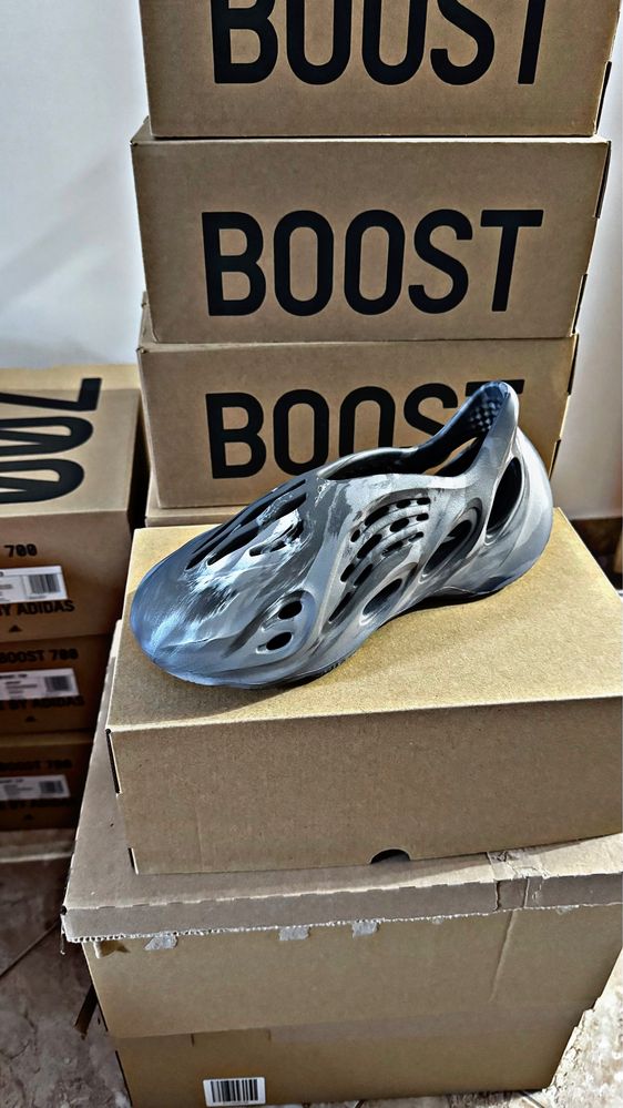 ADIDAS Yeezy foam rnr