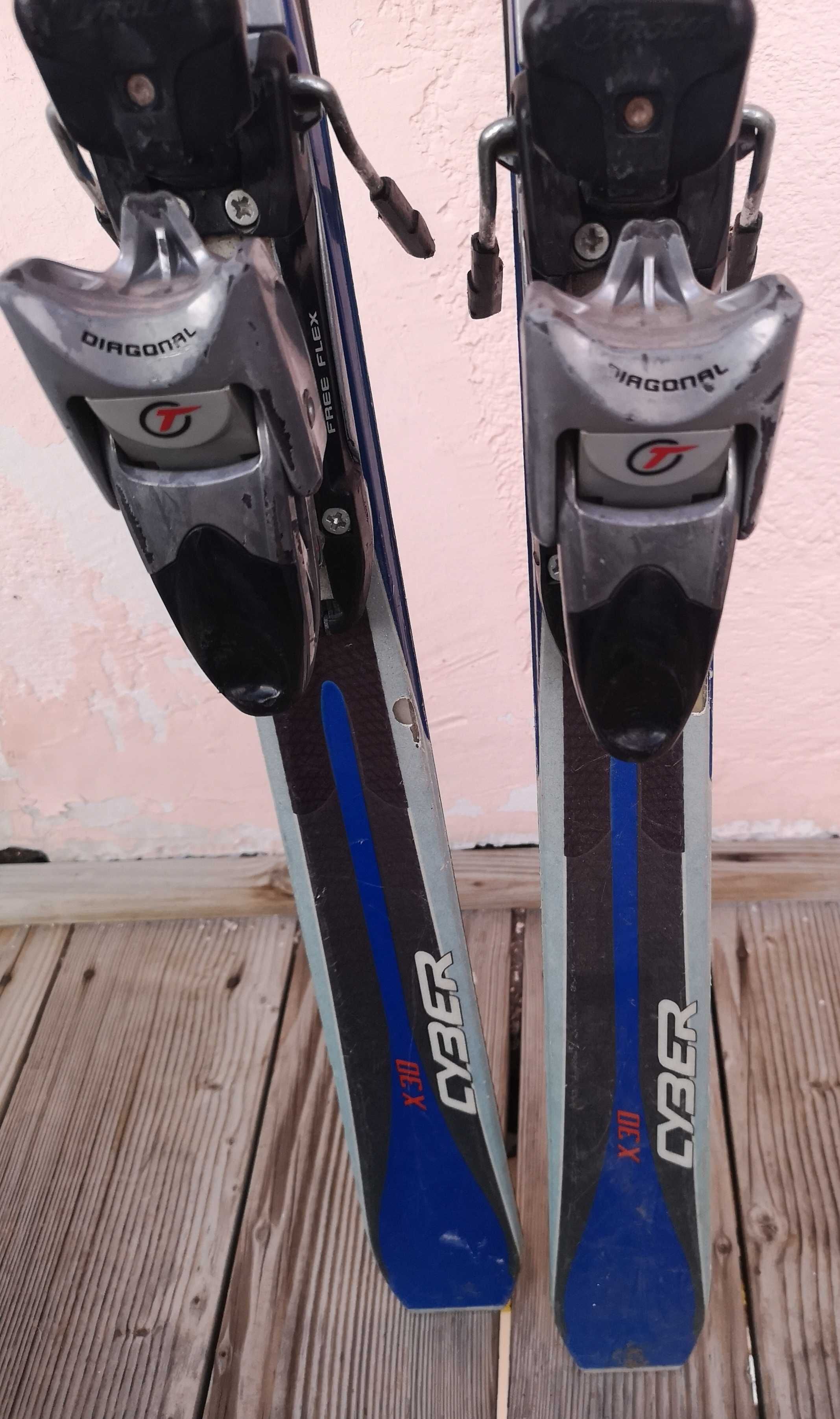 Echipament ski: clapari, skiuri, casca, pantaloni