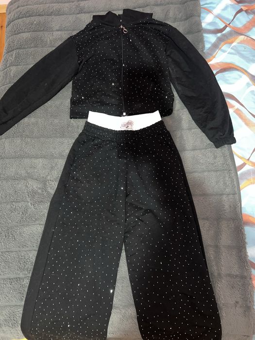 Продавам дънки с камъни и комплект с камъни