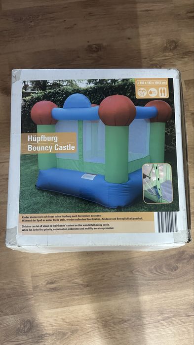 Vand castel gomflabil  nou