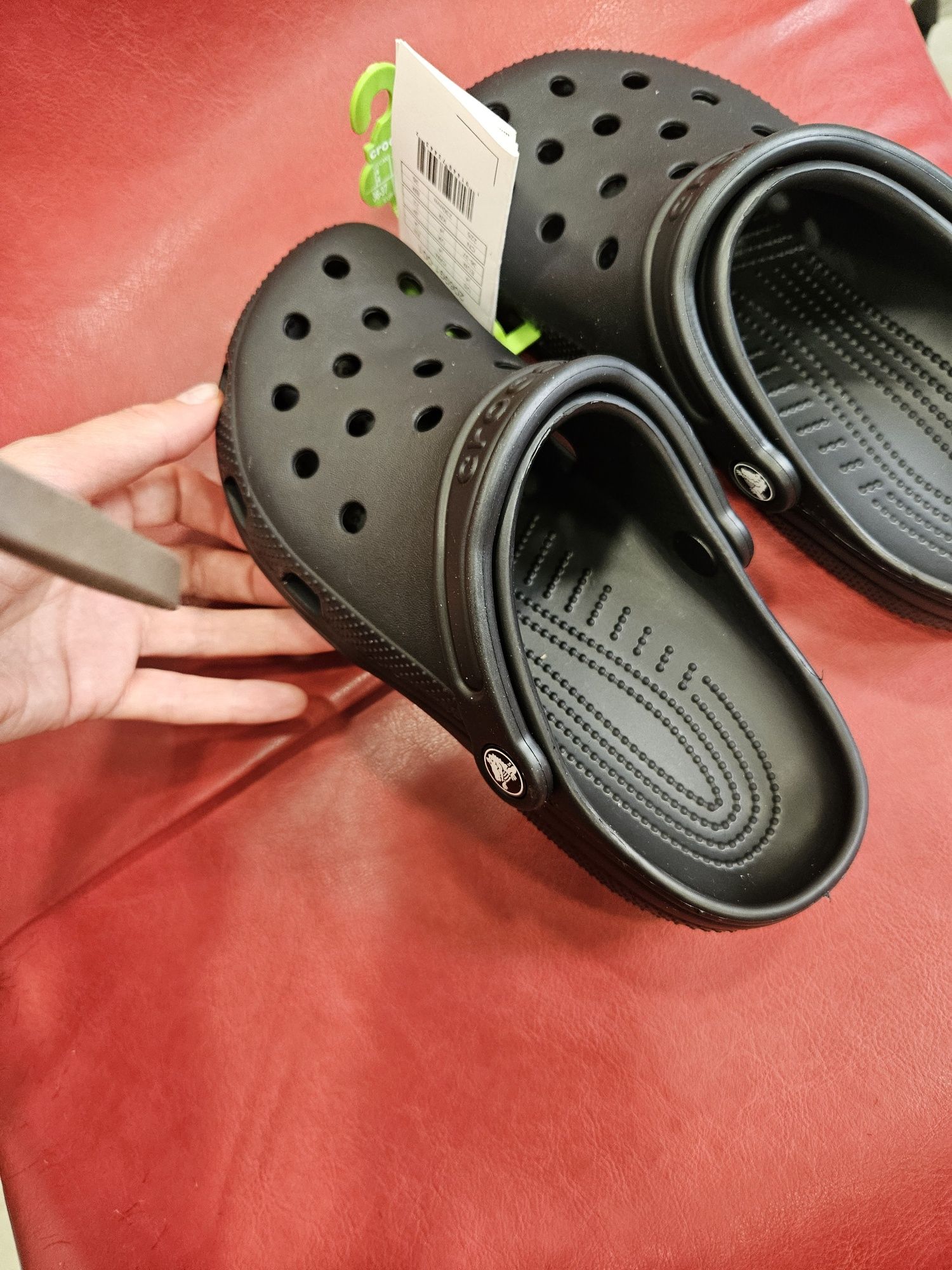 Тези оригинални чехли на Crocs са страшно удобни.