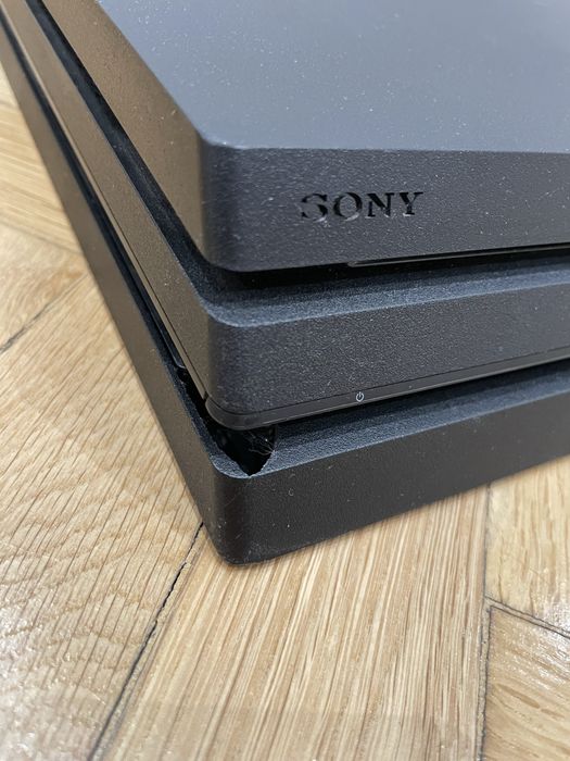 Playstation 4 PRO/PS4 PRO - 1TB с два джойстика