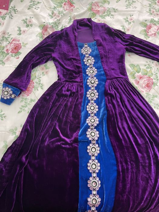 Көйлек сатылады! Барлығы 10000 тг. Жақсы жағдайда.