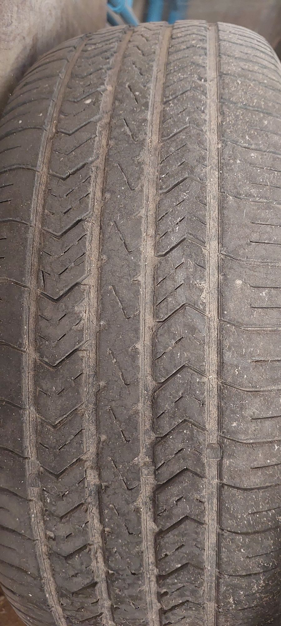 Продаю шины в количестве 4 штуки. Размер 185/65 R14, состояние среднее