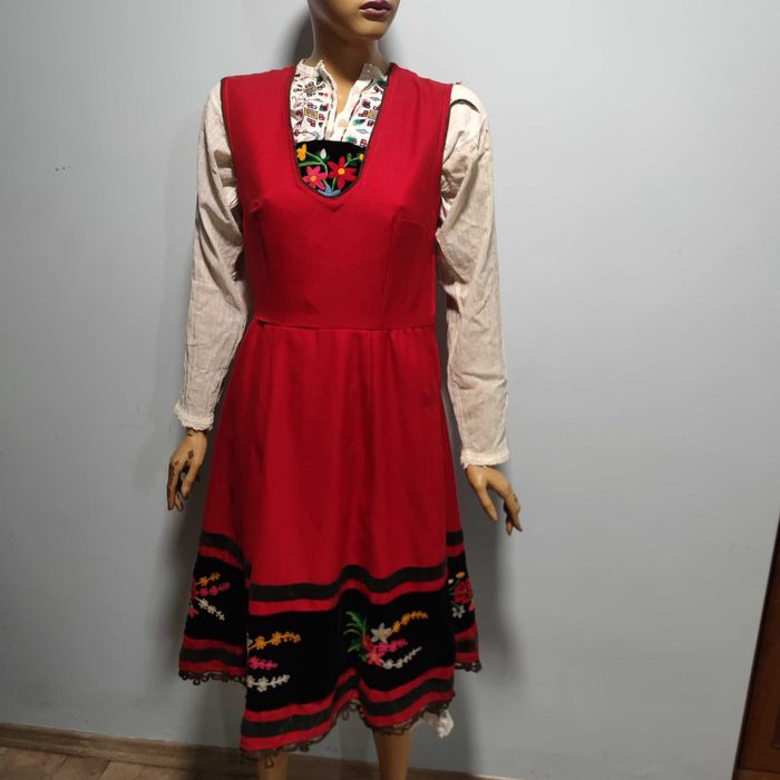 Продавам стар ансамблов сукман