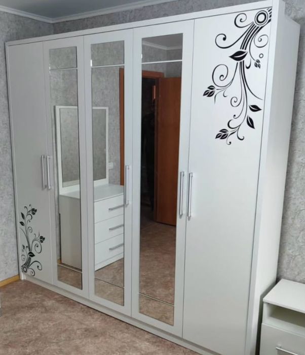 Продам шкаф красивый вместительный