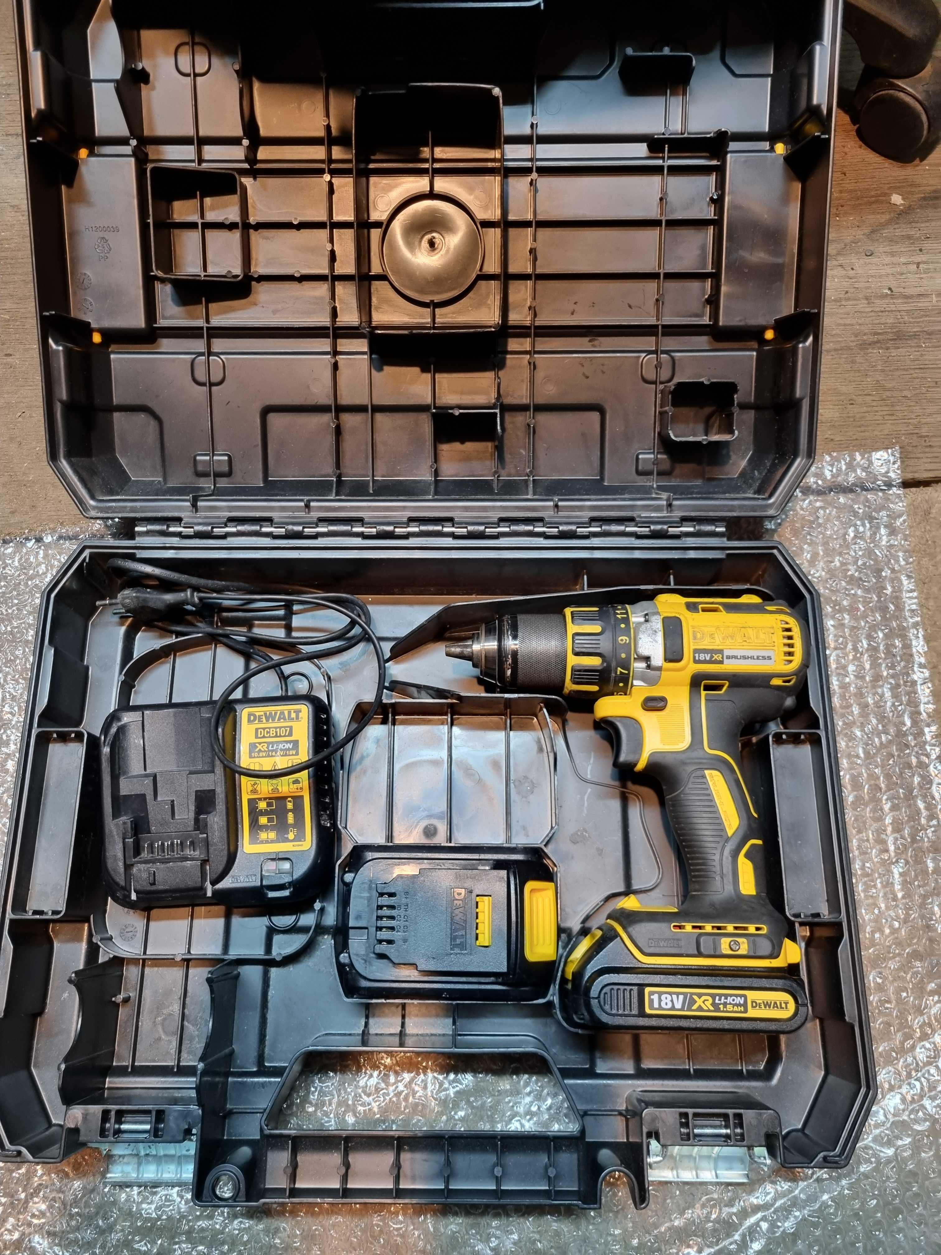 DeWALT DCD790 cu 2 acumulatori 1,5Ah, incarcator 18V si valiza