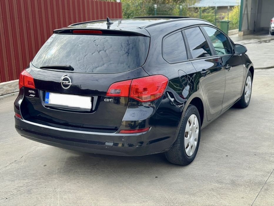 Vand Opel Astra J • 2011 • 1.7 D • 110Cp • Trapa • Navigatie • Fiscal