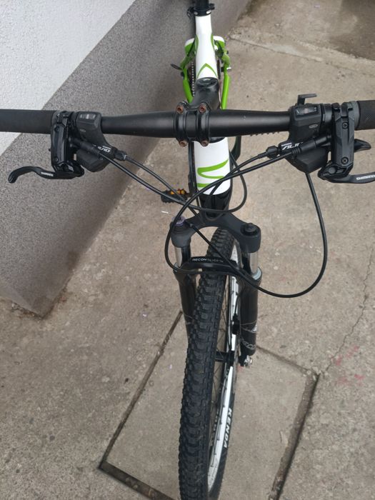 Vând bicicletă cu cadru din carbon