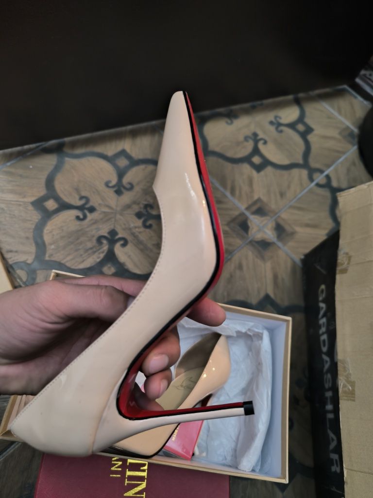 Новые женские туфли