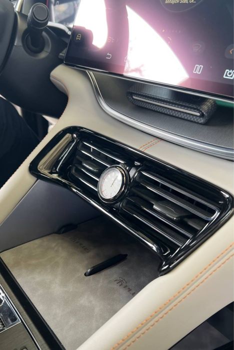 Черная накладка с часами  с надписью BYD