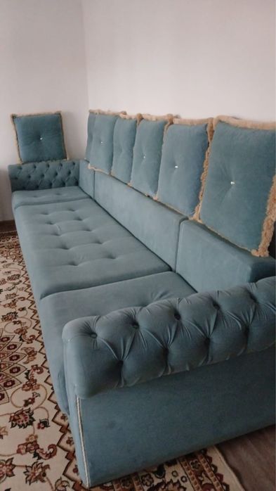 Большой диван 3,5м во всю стену, есть место хранения