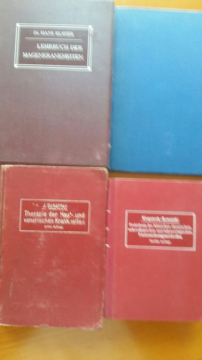Много стари учебници по медицина