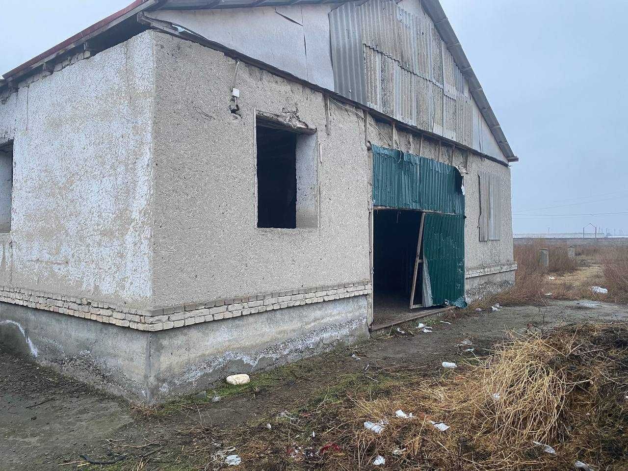 Xatirchi tumanida Molxona binosi bolib tolash sharti bilan sotiladi.