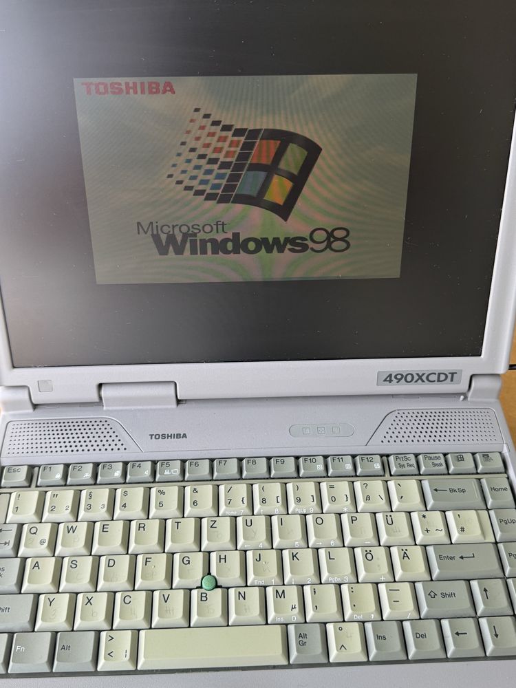 Ретро лаптоп Toshiba Satellite Pro 490 CDT , Windows 98