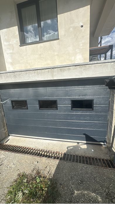 Usa garaj L2000 x H3000 gri cu geamuri -NOU!