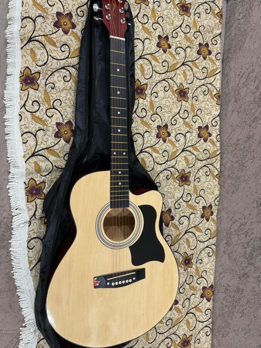 Продаю гитару НОВУЮ НЕ Б/У с чехлом.